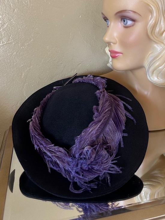 EXCEPTIONAL 1940s\' BLACK FELT WIDE BRIM TILT HAT + PURPLE OSTRICH FEATHERS main image 7
